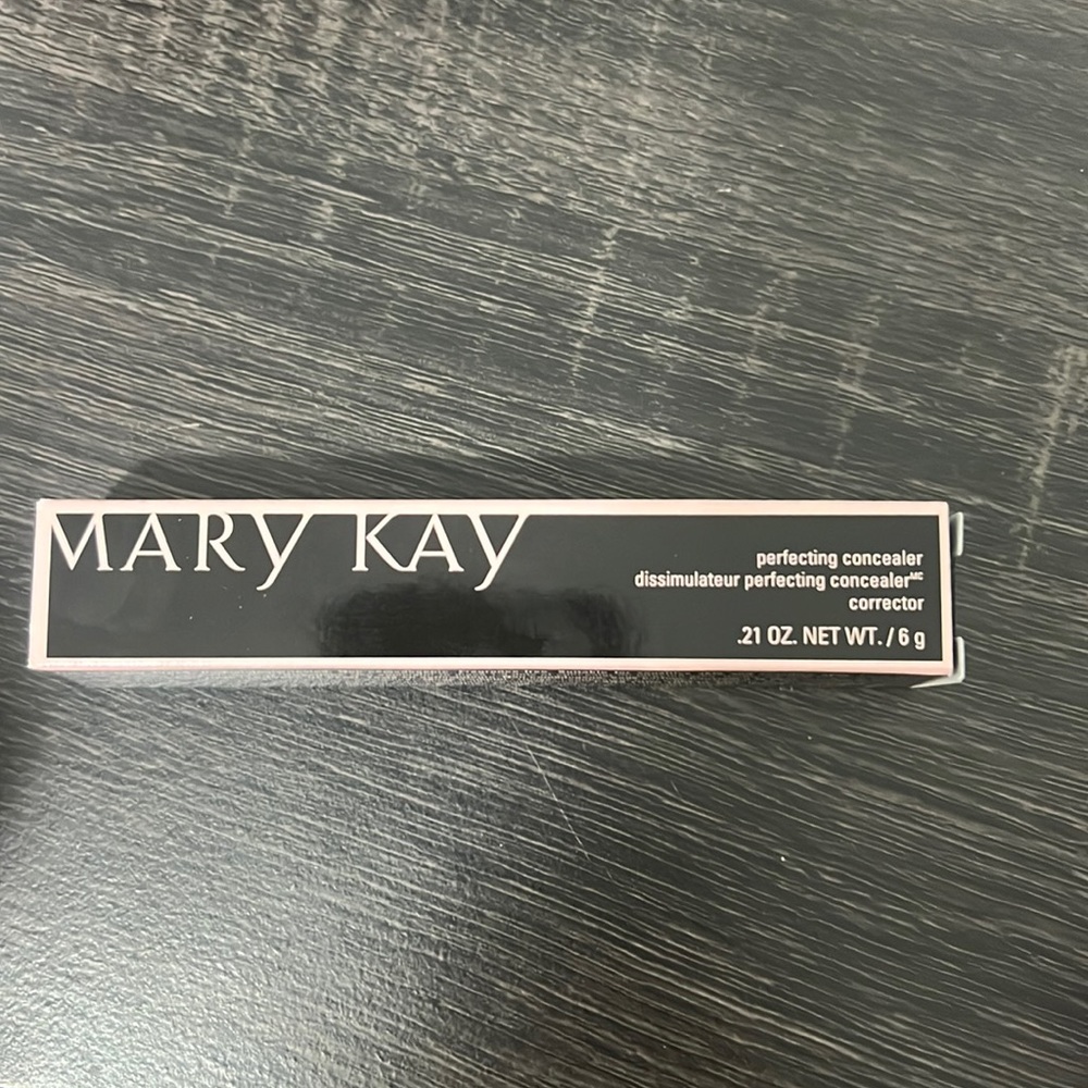 Light ivory concealer Mary Kay